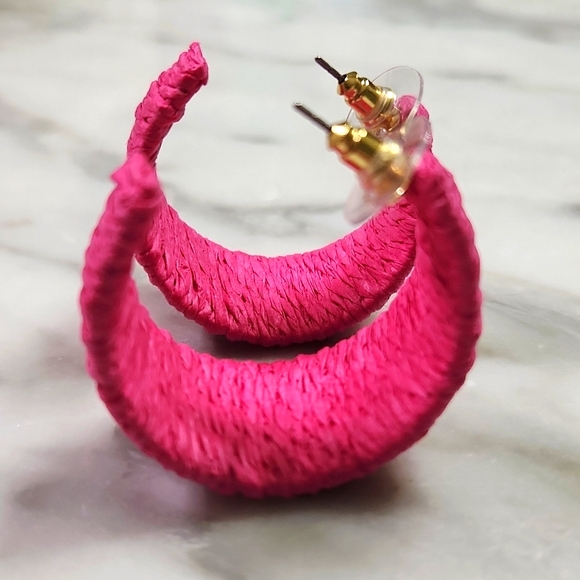 Pretty NWOT hot pink earrings in great condition! - Picture 2 of 6